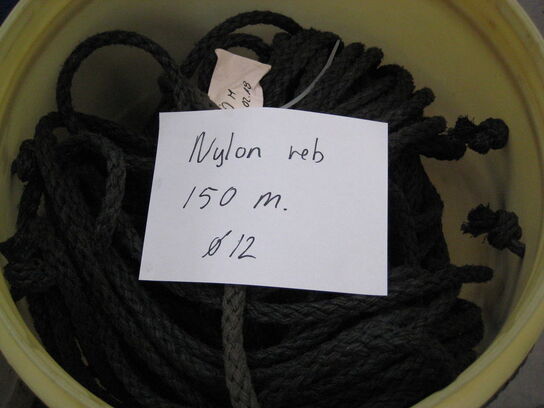  Tønde med ca. 150 meter nylon reb.Ø 12 mm.