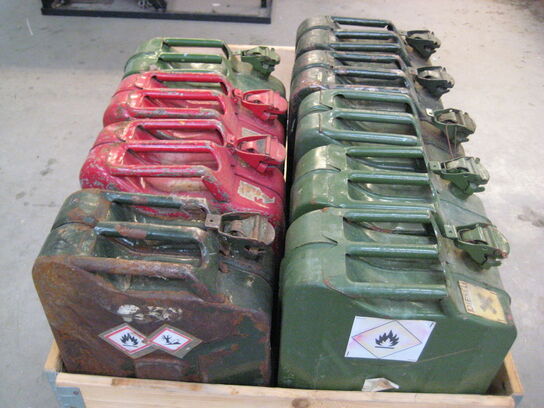 9 stk jerry cans