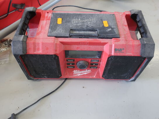 Akkugrej MILWAUKEE kanttrimmer M18, DAB+ radio M18 inkl. batteri & lader