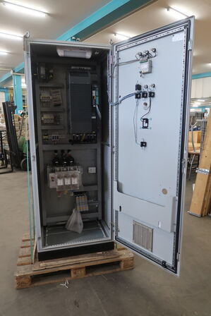 Styringsskab m. bl.a. SIEMENS SINAMICS Power Module PM240-2