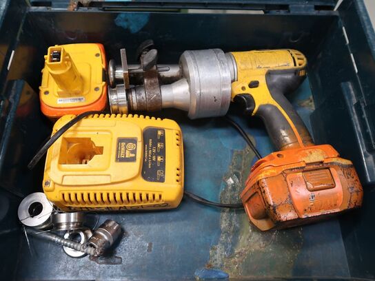 Akku sikke maskine DEWALT, med lader og 2 stk. 18V batterier