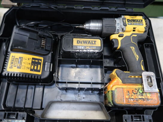 Boremaskine DEWALT med lader og 2 stk. 18V batterier