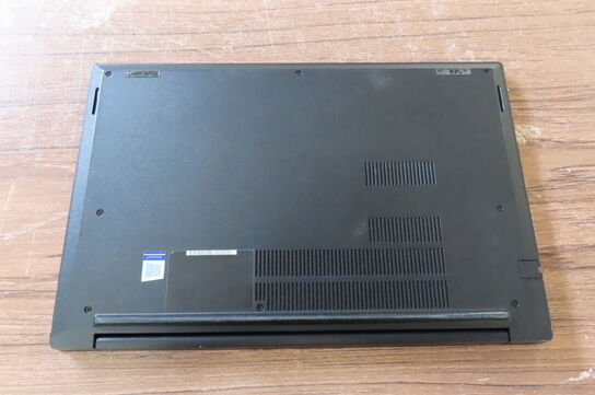 Bærbar computer LENOVO E15