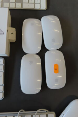 6 stk. Tastaturer samt 5 stk. mus APPLE