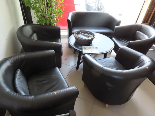 Loungemiljø med 4 stk. stole, en sofa og et bord