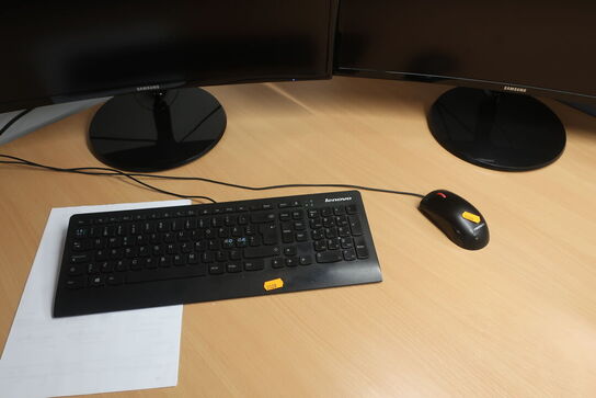 2 stk. monitorer, tastatur samt mus