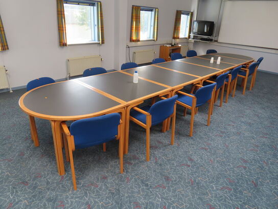 Konference/Møde bord med 14 stole.