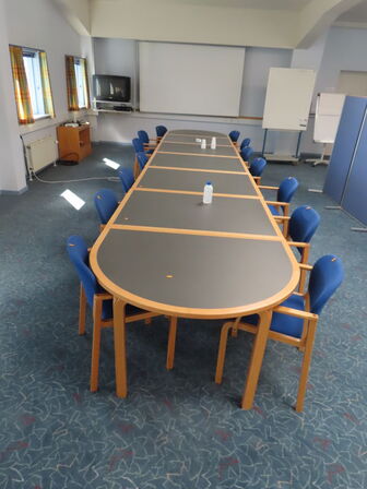 Konference/Møde bord med 14 stole.