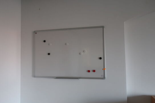 2 stk. skabe, reol, skuffemodul, motionsbold samt whiteboard