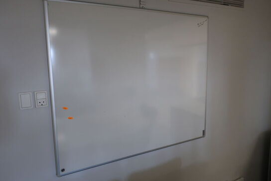 Whiteboard, tavle samt skab 