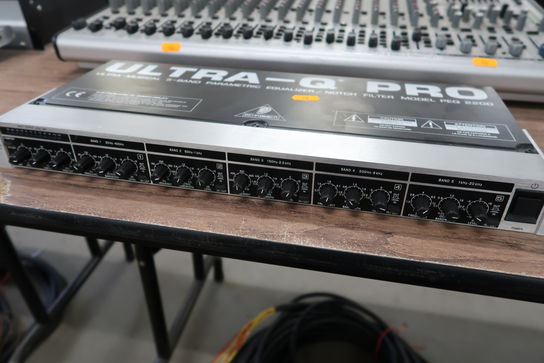 Mixerpult samt equalizer BEHRINGER