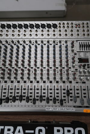 Mixerpult samt equalizer BEHRINGER