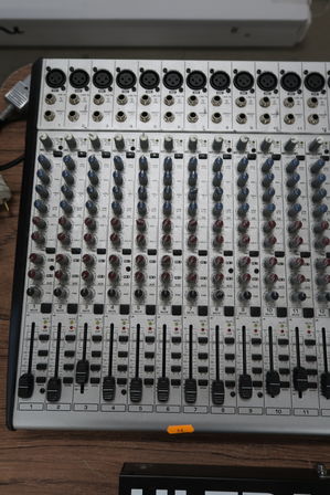 Mixerpult samt equalizer BEHRINGER