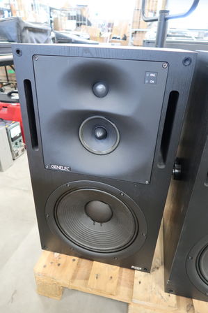 Aktive studiemonitors GENELEC 1037B inkl. stands