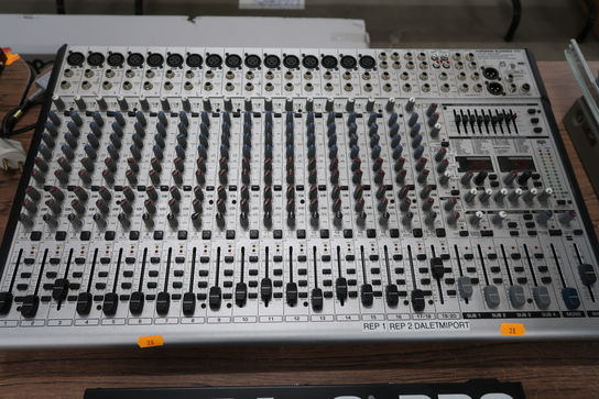 Mixerpult samt equalizer BEHRINGER