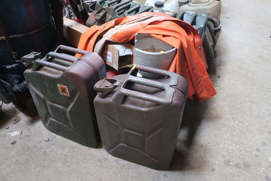 Div. Jerry cans