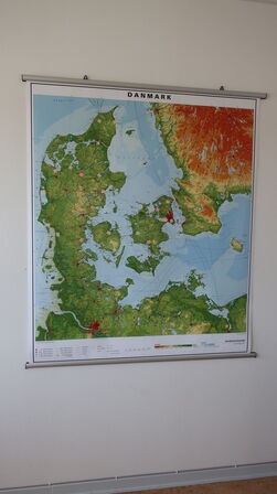 Whiteboard, stol, 2 stk. kontorstole samt bord m.m.