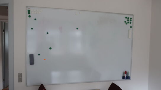 Mødebord med 4 stk. mødestole HÅG H05 Comm samt whiteboard