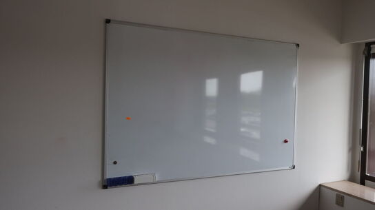 2 stk. whiteboards, div. Reoler m.m.