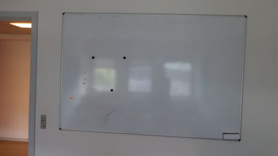 2 stk. whiteboard, reol/skab, 8 stk. stole samt bord