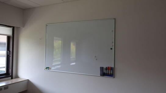 2 stk. skuffemoduler, skab, foldebord, kontorstol, whiteboards m.m.