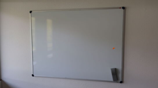 3 stk. whiteboards, 2 stk. kontorstole samt bord