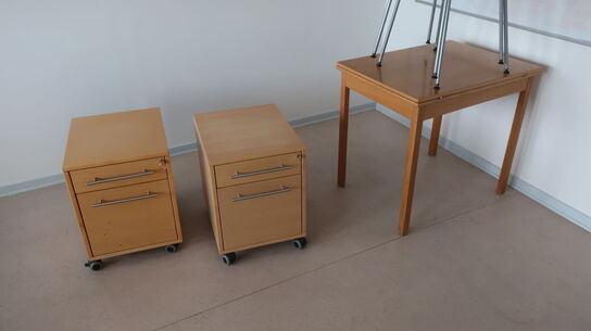 2 stk. whiteboards, 2 stk. skuffemoduler, kontorstol, div. Skrivebordslamper m.m.