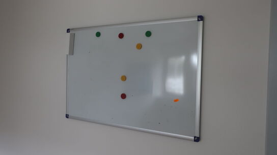 Skuffemoduler, kontorstol, bord, whiteboard m.m.