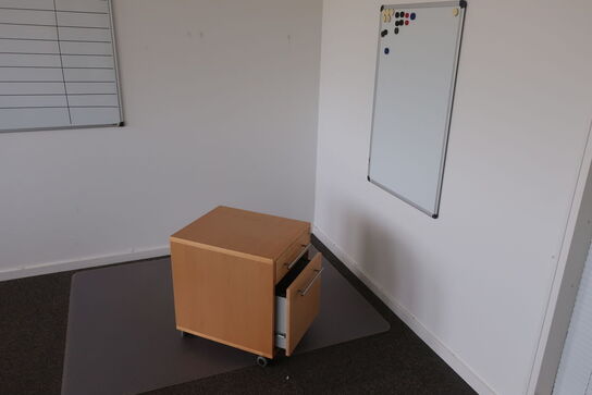 Kontorstol, stoleunderlag, bord, stol, skuffemodul, 2 stk. whiteboards m.m.