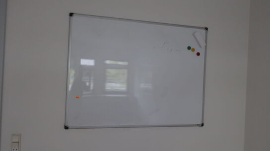 2 stk. whiteboards samt opslagstavle