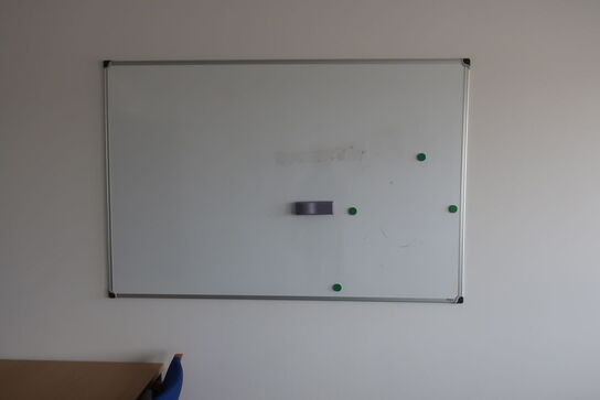 Bord med 3 stk. stole, 2 stk. whiteboards samt stoleunderlag