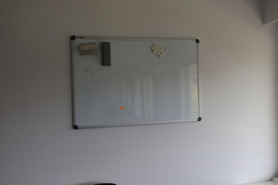 2 stk. kontorstole samt 3 stk. whiteboards