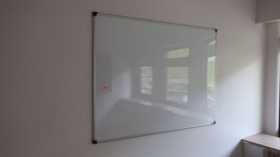 2 stk. whiteboards samt opslagstavle