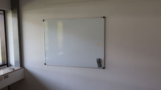 3 stk. whiteboards, 2 stk. kontorstole samt bord