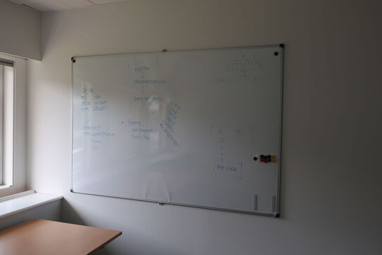 2 stk. whiteboards samt bord