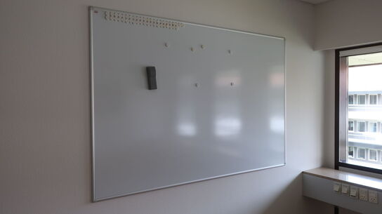 3 stk. skuffemoduler, whiteboard, skab samt bord