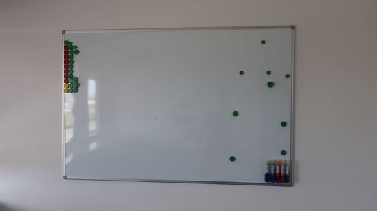 2 stk. stole EFG, borde, skuffemoduler, whiteboards m.m.