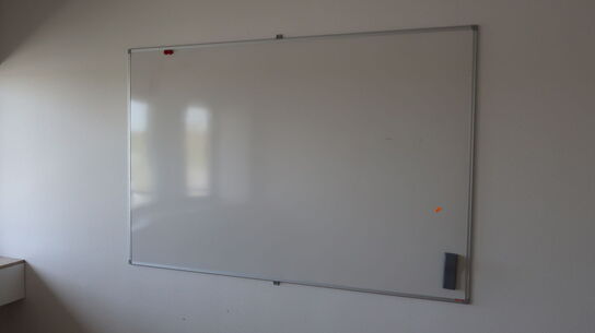 Whiteboard, stol, 2 stk. kontorstole samt bord m.m.