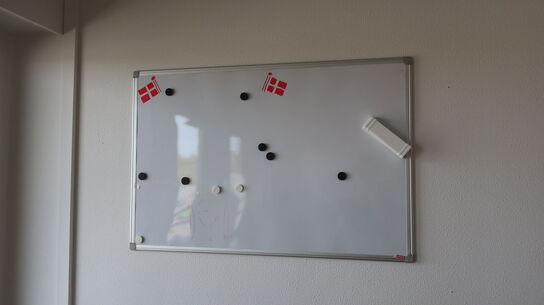 2 stk. whiteboards, 2 stk. skuffemoduler, kontorstol, div. Skrivebordslamper m.m.