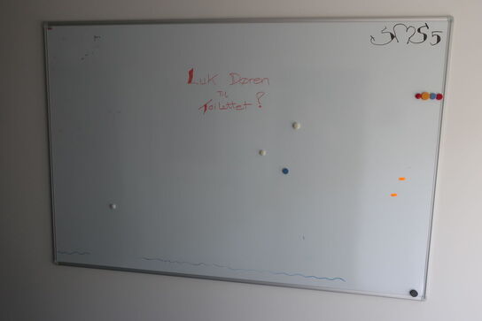 Whiteboard, tøjstativ samt reol