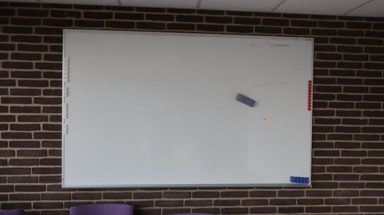 4 stk. stole samt whiteboard