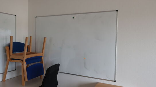 Bord, kontorstol, 5 stk. stole, skab samt 2 stk. whiteboards m.m.