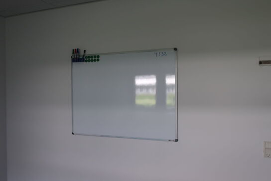 Elradiator BRIGHT, stol, stoleunderlag samt whiteboard