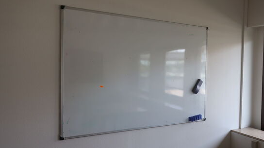 El. hæve/sænke skrivebord, skuffemoduler, 3 stk. stole samt whiteboard m.m.