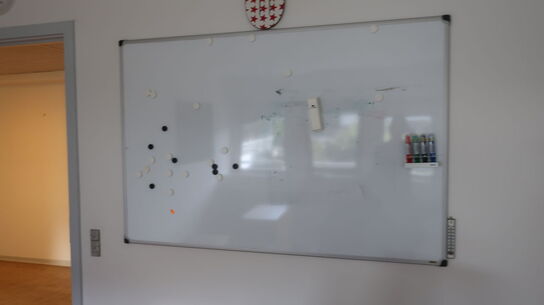 5 stk. skuffemoduler, kontorstol samt whiteboard