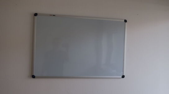 3 stk. whiteboards, 2 stk. kontorstole samt bord