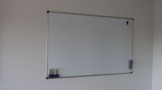 2 stk. whiteboards, mødebord med 4 stk. mødestole BONDO, el. hæve/sænke skrivebord m.m.