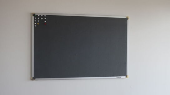 Whiteboard, stol, 2 stk. kontorstole samt bord m.m.