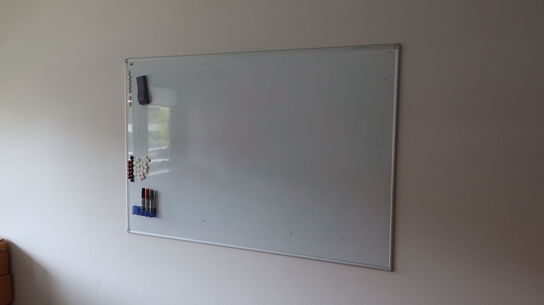 3 stk. reoler/skabe, whiteboard samt skuffemodul