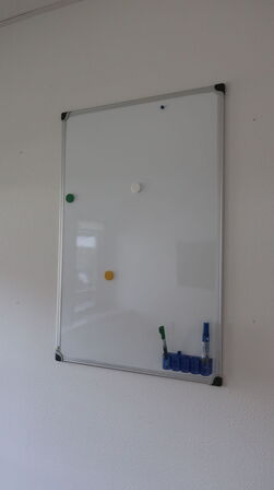 2 stk. whiteboards, mødebord med 4 stk. mødestole BONDO, el. hæve/sænke skrivebord m.m.